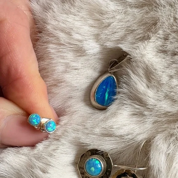 Hand Crafted Opals Set in Silver Pendant, Earrings & Smaller Studs - Picture 11 of 11
